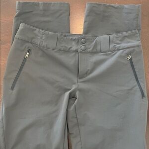 REI Women’s Active Pant. Zip mesh pockets, belt loops and darts for styling. EUC